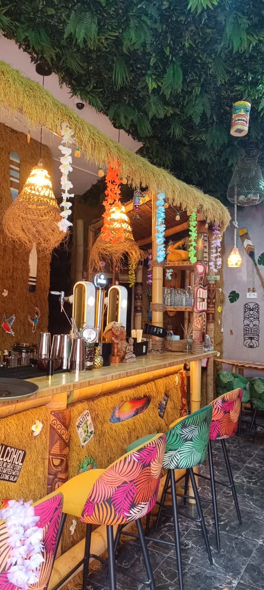 La barra tiki de Ohana con taburetes tropicales
