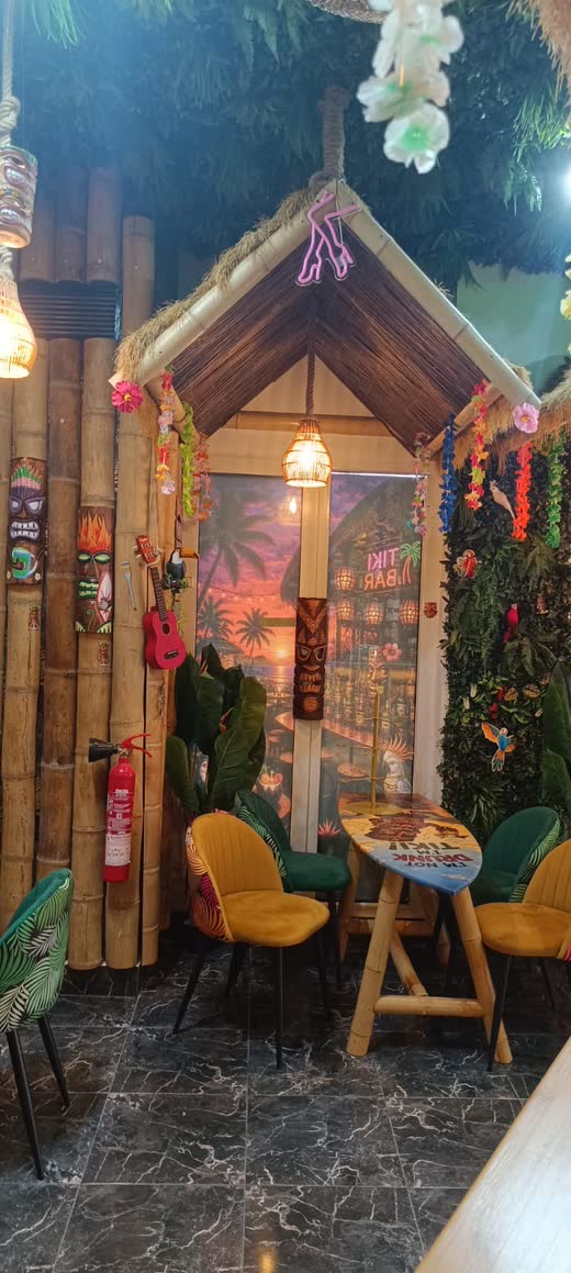 Rincón con cabaña tiki, ukelele y máscaras