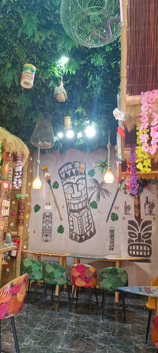 Murales tiki y jardín vertical en el interior